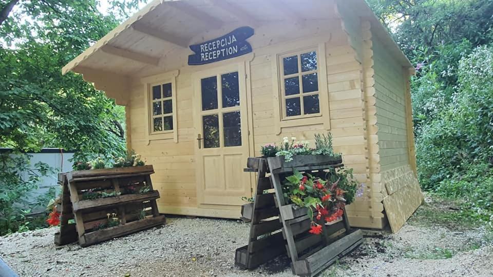 Kamp na Otoku Hotel Ljubno Bagian luar foto